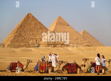 211022 -- CAIRO, 22 ottobre 2021 -- i turisti visitano le piramidi di Giza a Giza, Egitto, il 21 ottobre 2021. L'Egitto è entrato nella stagione turistica di picco, poiché il tempo sta diventando più fresco, e i voli internazionali verso il paese sospesi a causa della COVID-19 stanno gradualmente riprendendo. Il punto panoramico delle piramidi di Giza è visitato da sempre più turisti. EGITTO-PIRAMIDI di GIZA-TURISMO-RECUPERO SuixXiankai PUBLICATIONxNOTxINxCHN Foto Stock