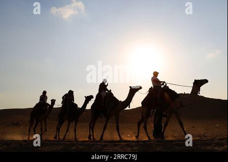 211022 -- CAIRO, 22 ottobre 2021 -- i turisti cavalcano i cammelli per vedere le piramidi di Giza a Giza, Egitto, il 21 ottobre 2021. L'Egitto è entrato nella stagione turistica di picco, poiché il tempo sta diventando più fresco, e i voli internazionali verso il paese sospesi a causa della COVID-19 stanno gradualmente riprendendo. Il punto panoramico delle piramidi di Giza è visitato da sempre più turisti. EGITTO-PIRAMIDI di GIZA-TURISMO-RECUPERO WangxDongzhen PUBLICATIONxNOTxINxCHN Foto Stock