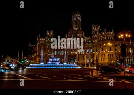 Fontana di Cibele e Palazzo delle comunicazioni di notte, Plaza de Cibeles, Madrid, Spagna Foto Stock