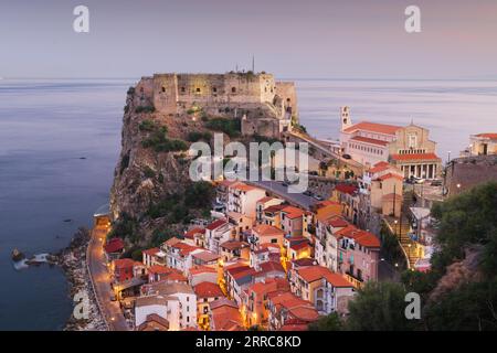 Scilla, Italia sulla costa mediterranea all'alba. Foto Stock