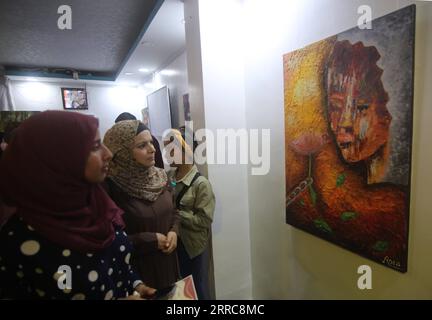 211025 -- GAZA, 25 ottobre 2021 -- le persone visitano una mostra di artisti palestinesi intitolata Women Under the Sun in una galleria nella parte meridionale della Striscia di Gaza, città di Rafah, 25 ottobre 2021. Foto di /Xinhua MIDEAST-GAZA-RAFAH-ART-EXHIBITION KhaledxOmar PUBLICATIONxNOTxINxCHN Foto Stock