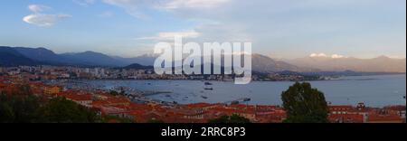 Le case della città di Ajaccio e il suo porto turistico, Francia, Corsica isola. Foto Stock