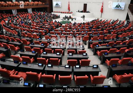 211026 -- ANKARA, 26 ottobre 2021 -- i legislatori partecipano a una riunione al Parlamento turco ad Ankara, Turchia, il 26 ottobre 2021. Martedì il parlamento turco ha ratificato una mozione che proroga l'autorizzazione del governo ad avviare operazioni transfrontaliere nel nord dell'Iraq e della Siria per altri due anni. Foto di /Xinhua TURCHIA-ANKARA-PARLAMENTO-OPERAZIONI TRANSFRONTALIERE-RATIFICA MustafaxKaya PUBLICATIONxNOTxINxCHN Foto Stock