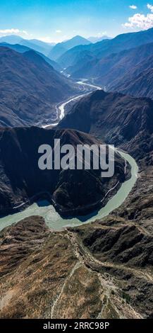 211027 -- DEQEN, 27 ottobre 2021 -- foto aerea scattata il 27 ottobre 2021 mostra un'ansa del fiume Jinsha, la sezione superiore del fiume Yangtze, nel sud-ovest della Cina. CHINA-YUNNAN-DEQEN-JINSHA RIVER CN JIANGXWENYAO PUBLICATIONXNOTXINXCHN Foto Stock