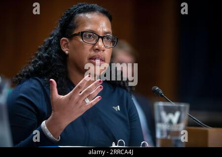 Washington, Vereinigte Staaten. 7 settembre 2023. Kishia L. Powell, General Manager & CEO, Washington Suburban Sanitary Commission (WSSC Water), si presenta dinanzi a un'audizione della commissione del Senato per l'ambiente e i lavori pubblici per esaminare l'attuazione dell'IIJA, concentrandosi sulle prospettive della legge sull'infrastruttura per l'acqua potabile e le acque reflue, nel Dirksen Senate Office Building a Washington, DC, giovedì, 7 settembre 2023. Credito: Rod Lamkey/CNP/dpa/Alamy Live News Foto Stock