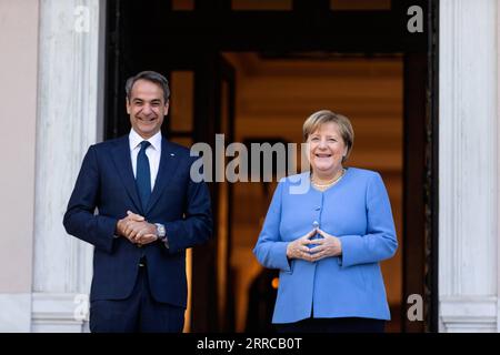 211029 -- ATENE, 29 ottobre 2021 -- il primo ministro greco Kyriakos Mitsotakis L dà il benvenuto al cancelliere tedesco Angela Merkel ad Atene, Grecia, il 29 ottobre 2021. Accogliendo la cancelliera tedesca uscente Angela Merkel nella sua ultima visita ufficiale qui venerdì, Mitsotakis ha detto di essere la voce della ragione e della stabilità. GRECIA-ATENE-GERMANIA-MERKEL-VISITA MariosxLolos PUBLICATIONxNOTxINxCHN Foto Stock