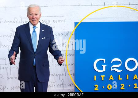 211030 -- ROMA, 30 ottobre 2021 -- il presidente degli Stati Uniti Joe Biden arriva per il Group of Twenty G20 Leaders Summit a Roma, Italia, 30 ottobre 2021. Il 16° vertice dei leader del G20 è partito qui sabato. ITALIA-ROMA-G20 SUMMIT ZhangxCheng PUBLICATIONxNOTxINxCHN Foto Stock