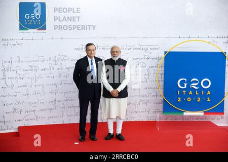 211030 -- ROMA, 30 ottobre 2021 -- il primo ministro italiano Mario Draghi L dà il benvenuto al primo ministro indiano Narendra modi prima del Vertice dei leader del gruppo dei venti del G20 a Roma, Italia, 30 ottobre 2021. Il 16° vertice dei leader del G20 è partito qui sabato. ITALIA-ROMA-G20 SUMMIT ZhangxCheng PUBLICATIONxNOTxINxCHN Foto Stock