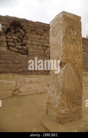 211030 -- SAQQARA EGITTO, 30 ottobre 2021 -- foto non datata mostra una colonna scolpita con rilievi in un'antica tomba nella necropoli di Saqqara, a sud del Cairo, in Egitto. Una missione archeologica dell'Università del Cairo ha svelato l'interno di una tomba nella necropoli di Saqqara vicino alle tre piramidi di Giza, a sud della capitale il Cairo, come detto in una dichiarazione di sabato. /Handout via Xinhua EGYPT-SAQQARA-ARCHEOLOGY-ANCIENT TOMB Egyptian anxMinistryxofxTourismxandxAntiquities PUBLICATIONxNOTxINxCHN Foto Stock