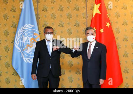 211031 -- ROMA, 31 ottobre 2021 -- Consigliere di Stato cinese e Ministro degli Esteri Wang Yi incontra il Direttore generale dell'Organizzazione Mondiale della Sanità WHO Tedros Adhanom Ghebreyesus a Roma, Italia, 30 ottobre 2021. ITALIA-ROMA-CINA-WANG YI-OMS-MEETING ZHANGXCHENG PUBLICATIONXNOTXINXCHN Foto Stock