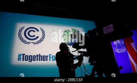 211031 -- GLASGOW, 31 ottobre 2021 -- Un uomo film alla cerimonia di apertura della COP26 a Glasgow, Scozia, Regno Unito il 31 ottobre 2021. La 26a conferenza delle parti delle Nazioni Unite sui cambiamenti climatici COP26, ritardata di un anno a causa della pandemia di COVID-19, è iniziata domenica a Glasgow, in Scozia. Poiché la prima conferenza dopo il ciclo di revisione quinquennale previsto dall'accordo di Parigi è stata inquadrata nel 2015, i delegati dovrebbero esaminare i progressi complessivi e pianificare azioni future sul cambiamento climatico nelle prossime due settimane. UK-GLASGOW-COP26-OPENING HanxYan PUBLICATIONxNOTxINxCHN Foto Stock