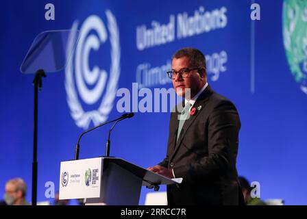 211031 -- GLASGOW, 31 ottobre 2021 -- il presidente della COP26 Alok Sharma si rivolge alla cerimonia di apertura della COP26 a Glasgow, Scozia, Regno Unito, il 31 ottobre 2021. La 26a conferenza delle parti delle Nazioni Unite sui cambiamenti climatici COP26, ritardata di un anno a causa della pandemia di COVID-19, è iniziata domenica a Glasgow, in Scozia. Poiché la prima conferenza dopo il ciclo di revisione quinquennale previsto dall'accordo di Parigi è stata inquadrata nel 2015, i delegati dovrebbero esaminare i progressi complessivi e pianificare azioni future sul cambiamento climatico nelle prossime due settimane. UK-GLASGOW-COP26-OPENING HanxYan PUBLICATIONxNOTxINxCHN Foto Stock