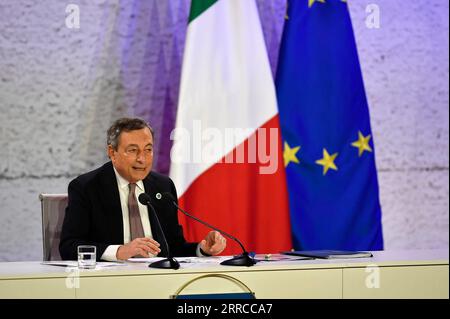 211031 -- ROMA, 31 ottobre 2021 -- il primo ministro italiano Mario Draghi partecipa alla conferenza stampa conclusiva del vertice del G20 a Roma, Italia, il 31 ottobre 2021. Il vertice del G20 a Roma si è concluso domenica con l'adozione di una dichiarazione che riafferma il ruolo cruciale del multilateralismo e della cooperazione internazionale nel superare le sfide globali derivanti dalla pandemia di COVID-19. Str/Xinhua ITALIA-ROMA-G20 SUMMIT-ENDING Stringer PUBLICATIONxNOTxINxCHN Foto Stock