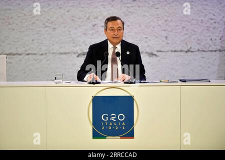 211031 -- ROMA, 31 ottobre 2021 -- il primo ministro italiano Mario Draghi partecipa alla conferenza stampa conclusiva del vertice del G20 a Roma, Italia, il 31 ottobre 2021. Il vertice del G20 a Roma si è concluso domenica con l'adozione di una dichiarazione che riafferma il ruolo cruciale del multilateralismo e della cooperazione internazionale nel superare le sfide globali derivanti dalla pandemia di COVID-19. Str/Xinhua ITALIA-ROMA-G20 SUMMIT-ENDING Stringer PUBLICATIONxNOTxINxCHN Foto Stock