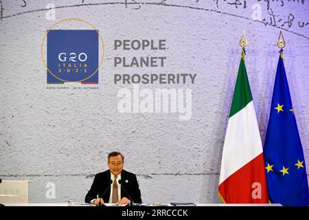 211031 -- ROMA, 31 ottobre 2021 -- il primo ministro italiano Mario Draghi partecipa alla conferenza stampa conclusiva del vertice del G20 a Roma, Italia, il 31 ottobre 2021. Il vertice del G20 a Roma si è concluso domenica con l'adozione di una dichiarazione che riafferma il ruolo cruciale del multilateralismo e della cooperazione internazionale nel superare le sfide globali derivanti dalla pandemia di COVID-19. Str/Xinhua ITALIA-ROMA-G20 SUMMIT-ENDING Stringer PUBLICATIONxNOTxINxCHN Foto Stock