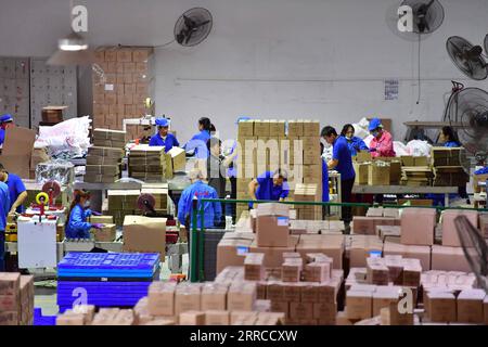 211101 -- LIUZHOU, 1 novembre 2021 -- i lavoratori confezionano spaghetti di riso Luosifen in un'azienda di trasformazione alimentare a Liuzhou, nella regione autonoma del Guangxi Zhuang, Cina meridionale, 1 novembre 2021. Le aziende Luosifen di Liuzhou stanno lavorando a pieno regime per preparare scorte sufficienti per il prossimo festival di shopping online Double Eleven. Liuzhou Luosifen, un piatto di zuppa soprannominato da alcuni come durian di zuppa per il suo forte odore, presenta vermicelli di riso imbevuti in un brodo piccante aromatizzato da lumache di fiume e conditi con ingredienti come germogli di bambù sottaceto, fagioli, arachidi e pelle di tofu. CHINA-GUANGXI-LUOSIFEN Foto Stock