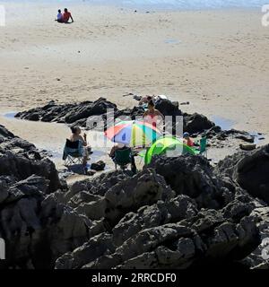 Gruppo di famiglie che si appresta a trascorrere il giorno più caldo dell'anno, Whitmore Bay, Barry Island, settembre 2023. Foto Stock