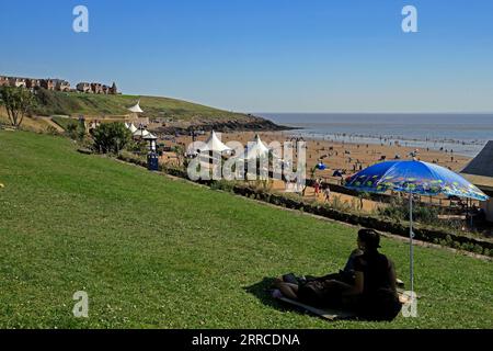 Ammira Whitmore Bay e Barry Island nel giorno più caldo dell'anno. Settembre 2023. Estate Foto Stock