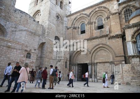 211103 -- GERUSALEMME, 3 novembre 2021 -- i turisti visitano la città Vecchia di Gerusalemme, mentre la città riapre ai turisti stranieri vaccinati contro COVID-19, il 2 novembre 2021. Foto di /Xinhua MIDEAST-JERUSALEM-OLD CITY-REOPENING MuammarxAwad PUBLICATIONxNOTxINxCHN Foto Stock