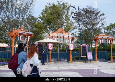 211103 -- SHANGHAI, 3 novembre 2021 -- la gente cammina davanti all'ingresso di Shanghai Disneyland nella Shanghai orientale della Cina, 3 novembre 2021. Shanghai Disneyland e Disneytown hanno ripreso le attività mercoledì dopo una chiusura temporanea per il controllo COVID-19. Tutti i membri del cast e i dipendenti di terze parti che tornano a lavorare nel resort hanno completato due test sugli acidi nucleici entro 48 ore, con tutti i risultati negativi. Tutti i campioni ambientali raccolti sono risultati negativi, secondo una dichiarazione. Il sito ha interrotto l'ingresso turistico la domenica sera ed è stato temporaneamente chiuso allo scopo di prevenzione epidemica Foto Stock