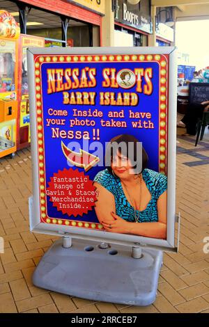 Cartellonistica arcade Nessa's Slots, sitcom televisiva Gavin and Stacey...Barry Island settembre 2023 Foto Stock