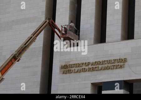 211103 -- NUOVA CAPITALE AMMINISTRATIVA EGITTO, 3 novembre 2021 -- Un uomo lavora al nuovo edificio del Ministero egiziano dell'Agricoltura e della bonifica del terreno nella nuova capitale amministrativa egiziana, circa 50 km a est del Cairo, Egitto, il 3 novembre 2021. Mercoledì il presidente egiziano Abdel-Fattah al-Sisi ha incaricato il governo egiziano di trasferire uffici in una nuova capitale amministrativa, ha detto l'ufficio della presidenza in una dichiarazione. EGITTO-NUOVO CAPITALE AMMINISTRATIVO-GOVERNO-TRASFERIMENTO AHMEDXGOMAA PUBLICATIONXNOTXINXCHN Foto Stock