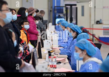 211104 -- TIANJIN, 4 novembre 2021 -- i bambini, accompagnati dai genitori, registrano le loro informazioni per ricevere il vaccino anti COVID-19 in un sito di vaccinazione temporanea nel nord della Cina a Tianjin, 4 novembre 2021. Tianjin ha recentemente lanciato una campagna di vaccinazione contro la COVID-19 per i bambini di età compresa tra i 3 e gli 11 anni. CHINA-TIANJIN-COVID-19-VACCINAZIONE-BAMBINI CN LIXRAN PUBLICATIONXNOTXINXCHN Foto Stock