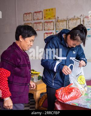 211104 -- LEIYANG, 4 novembre 2021 -- Hu Xia R raccoglie i pacchi nel villaggio Jinping di Huangshi Town a Leiyang, nella provincia di Hunan, nella Cina centrale, 3 novembre 2021. HU Xia è una deliverywoman post-90 che fornisce servizio di consegna per quattro villaggi nella città di Huangshi. Negli ultimi sette anni, il numero di ordini di consegna locali nelle zone rurali è aumentato da meno di 10 al giorno a più di 200. Oltre alla consegna dei pacchetti, Hu aiuta anche gli abitanti del villaggio a vendere germogli di bambù, uova e altre specialità agricole attraverso il negozio online. La sua stazione di consegna è diventata uno dei luoghi più vivaci del villaggio. Foto Stock