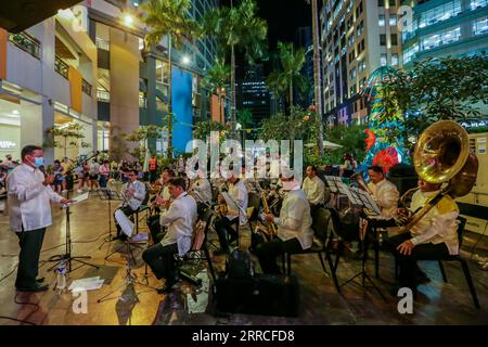 211104 -- QUEZON CITY, 4 novembre 2021 -- Una band suona musica durante il lancio di uno spettacolo natalizio in un centro commerciale a Quezon City, nelle Filippine, il 4 novembre 2021. Il livello di allerta nella regione della capitale filippina sarà ulteriormente ridotto a 2 su una scala di 5 a partire da venerdì, con il rallentamento delle infezioni da COVID-19 e l'aumento del tasso di vaccinazione, ha affermato giovedì il portavoce presidenziale filippino Harry Roque. FILIPPINE-QUEZON CITY-COVID-19-RESTRICTIONS-EASE ROUELLEXUMALI PUBLICATIONXNOTXINXCHN Foto Stock