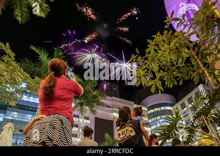 211104 -- QUEZON CITY, 4 novembre 2021 -- la gente guarda i fuochi d'artificio durante il lancio di uno spettacolo natalizio in un centro commerciale a Quezon City, nelle Filippine, il 4 novembre 2021. Il livello di allerta nella regione della capitale filippina sarà ulteriormente ridotto a 2 su una scala di 5 a partire da venerdì, con il rallentamento delle infezioni da COVID-19 e l'aumento del tasso di vaccinazione, ha affermato giovedì il portavoce presidenziale filippino Harry Roque. FILIPPINE-QUEZON CITY-COVID-19-RESTRICTIONS-EASE ROUELLEXUMALI PUBLICATIONXNOTXINXCHN Foto Stock