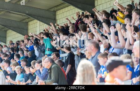 Chester, Cheshire, Inghilterra, 12 agosto 2023. I tifosi di Chester celebrano il risultato a tempo pieno durante il Chester Football Club V King's Lynn Town Football Club nella Vanarama National League North al Deva Stadium. (Immagine di credito: ©Cody Froggatt/Alamy Live News) Foto Stock