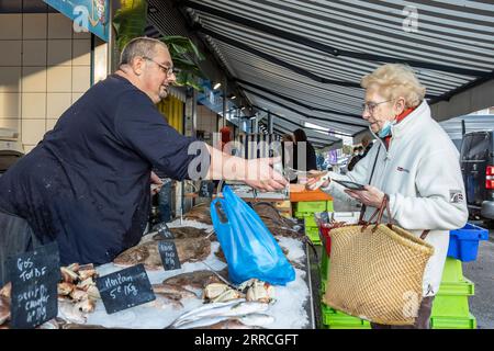 211105 -- PARIGI, 5 novembre 2021 -- Un residente acquista frutti di mare in un mercato del pesce a Boulogne-sur-Mer, Hauts-de-France, una città costiera nel nord della Francia, 5 novembre 2021. Giovedì il ministro britannico della Brexit David Frost e il segretario di Stato francese per gli affari europei Clement Beaune hanno tenuto dei colloqui a Parigi per cercare di alleviare le tensioni su una lite di pesca tra i due paesi. Tuttavia, Beaune ha detto in seguito che molto lavoro rimane da fare, poiché rimangono differenze significative. PER ANDARE CON Parigi, Londra tiene colloqui per alleviare le tensioni sulla disputa di pesca foto di /Xinhua FRANCE-BRITAIN-FISHING DISPUTE se Foto Stock