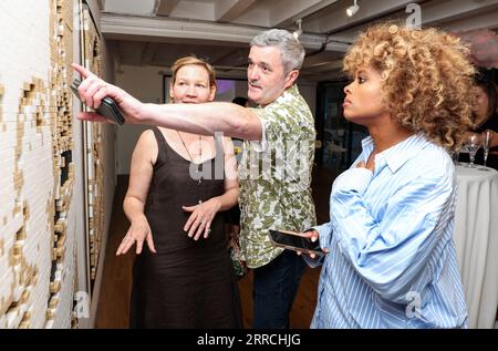 EDITORIALE USA SOLO Fleur East (a destra) con l'artista Q Devine (al centro) con il suo ritratto A cubetti di zucchero in un esclusivo evento di anteprima A Londra per celebrare il lancio della Reductive Art Exhibition di Kellogg A Story of Salt and Sugar, aperta al pubblico l'8 e il 9 settembre presso Gallery@oxo. Data foto: Giovedì 7 settembre 2023. Foto Stock