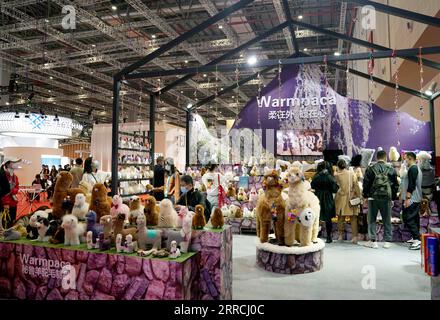 211107 -- SHANGHAI, 7 novembre 2021 -- foto scattata il 6 novembre 2021 mostra i giocattoli ripieni di pelliccia di alpaca esposti allo stand di ma Yuxia durante il 4° China International Import Expo CIIE nella Shanghai orientale della Cina. Al primo CIIE, ma Yuxia, che aveva lavorato in Sud America dopo essersi diplomata all'università, introdusse nel mercato cinese i peluche peluche di pelliccia di alpaca prodotti da artigiani peruviani. Ma e il suo partner commerciale peruviano hanno noleggiato uno stand di soli nove metri quadrati presso il primo CIIE per esporre e promuovere questi giocattoli. Le loro bambole di alpaca furono rapidamente esaurite, incoraggiando ma e la sua Peruvia Foto Stock