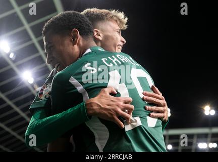 Isaac Price, in Irlanda del Nord, celebra il primo gol della partita con il compagno di squadra Shea Charles durante la partita del gruppo H di qualificazione UEFA Euro 2024 allo Stozice Stadium di Lubiana. Data foto: Giovedì 7 settembre 2023. Foto Stock