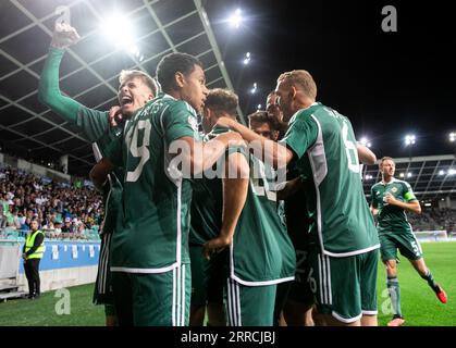 Isaac Price (a sinistra), in Irlanda del Nord, celebra il primo gol della partita con i compagni di squadra durante la partita del gruppo H di qualificazione UEFA Euro 2024 allo Stozice Stadium di Lubiana. Data foto: Giovedì 7 settembre 2023. Foto Stock