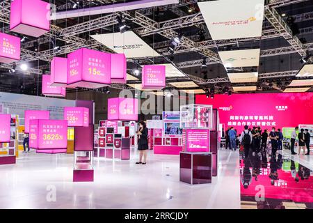 211107 -- SHANGHAI, 7 novembre 2021 -- la foto scattata il 7 novembre 2021 mostra lo stand di AstraZeneca all'area espositiva Medical Equipment and Healthcare Products del 4° China International Import Expo CIIE nella Shanghai orientale della Cina. CIIECHINA-SHANGHAI-CIIE-MEDICAL EQUIPMENT AND HEALTHCARE PRODUCTS EXHIBITION AREA CN ZHANGXYUWEI PUBLICATIONXNOTXINXCHN Foto Stock