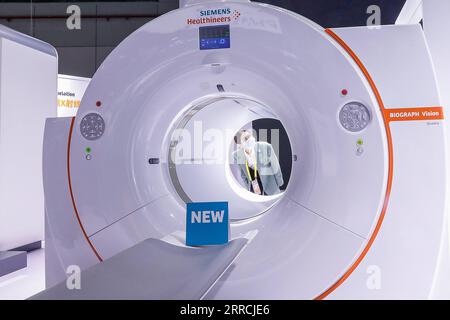 211107 -- SHANGHAI, 7 novembre 2021 -- la foto scattata il 6 novembre 2021 mostra un dispositivo PET/TC Siemens all'area espositiva Medical Equipment and Healthcare Products del 4° China International Import Expo CIIE nella Shanghai orientale della Cina. CIIECHINA-SHANGHAI-CIIE-MEDICAL EQUIPMENT AND HEALTHCARE PRODUCTS EXHIBITION AREA CN ZHANGXYUWEI PUBLICATIONXNOTXINXCHN Foto Stock