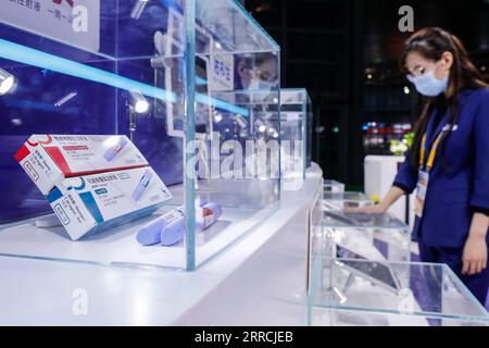 211107 -- SHANGHAI, 7 novembre 2021 -- foto scattata il 7 novembre 2021 mostra nuove iniezioni anti-diabete presso lo stand di Novo Nordisk presso l'area espositiva Medical Equipment and Healthcare Products del 4° China International Import Expo CIIE nella Shanghai orientale della Cina. CIIECHINA-SHANGHAI-CIIE-MEDICAL EQUIPMENT AND HEALTHCARE PRODUCTS EXHIBITION AREA CN ZHANGXYUWEI PUBLICATIONXNOTXINXCHN Foto Stock