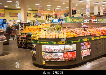 Vista delle corsie del cibo nel supermercato americano Foto Stock