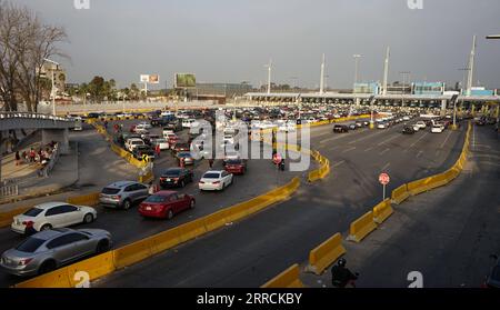 211109 -- CITTÀ DEL MESSICO, 9 novembre 2021 -- le auto si allineano per entrare negli Stati Uniti al valico di frontiera Tijuana-San Ysidro a Tijuana, Messico, 8 novembre 2021. Foto di /Xinhua MESSICO-U.S.-BORDER-RIAPRENDO JoebethxTerriquez PUBLICATIONxNOTxINxCHN Foto Stock