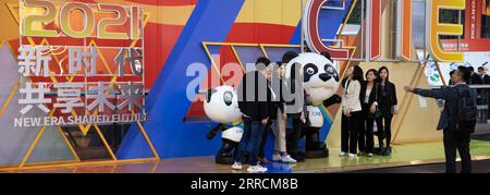 211110 -- SHANGHAI, 10 novembre 2021 -- i visitatori scattano foto con Jinbao, mascotte della China International Import Expo CIIE nella Shanghai orientale della Cina, 5 novembre 2021. Il 4° CIIE si è concluso qui mercoledì. CIIE CHINA-SHANGHAI-CIIE-CONCLUSION CN JINXLIWANG PUBLICATIONXNOTXINXCHN Foto Stock