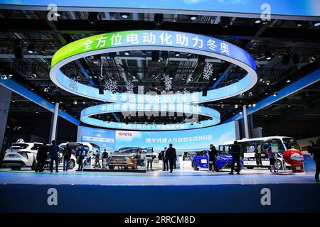 211110 -- SHANGHAI, 10 novembre 2021 -- la foto scattata il 5 novembre 2021 mostra uno stand decorato con elementi dei Giochi Olimpici invernali di Pechino 2022 all'Automobile Exhibition area del 4° China International Import Expo CIIE nella Shanghai orientale della Cina. Il 4° CIIE si è concluso qui mercoledì. Foto di /Xinhua CIIE CHINA-SHANGHAI-CIIE-CONCLUSION CN HaoxZhao PUBLICATIONxNOTxINxCHN Foto Stock