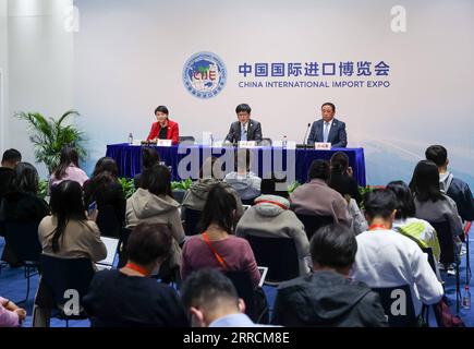 211110 -- SHANGHAI, 10 novembre 2021 -- Una conferenza stampa del 4° China International Import Expo CIIE si tiene a Shanghai, 10 novembre 2021. Un totale di 70,72 miliardi di dollari USA di accordi provvisori sono stati raggiunti per acquisti di beni e servizi di un anno al 4 ° CIIE, che si è concluso mercoledì, Sun Chenghai, vicedirettore del CIIE Bureau, ha detto una conferenza stampa. CIIE CHINA-SHANGHAI-CIIE-PROVVISATIVE DEALS CN WANGXXIANG PUBLICATIONXNOTXINXCHN Foto Stock