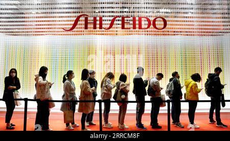 211110 -- SHANGHAI, 10 novembre 2021 -- i visitatori si mettono in fila presso l'area espositiva dei beni di consumo del 4° China International Import Expo CIIE nella Shanghai orientale della Cina, 8 novembre 2021. Il 4° CIIE si è concluso qui mercoledì. CIIE CHINA-SHANGHAI-CIIE-CONCLUSION CN LIUXYING PUBLICATIONXNOTXINXCHN Foto Stock