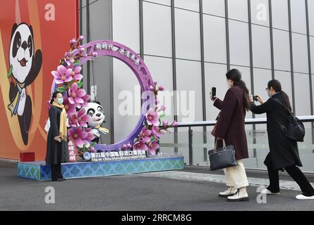 211110 -- SHANGHAI, 10 novembre 2021 -- i visitatori scattano foto al National Exhibition and Convention Center di Shanghai, la sede principale del 4° China International Import Expo CIIE, nella Cina orientale Shanghai, 10 novembre 2021. Il 4° CIIE si è concluso qui mercoledì. CIIE CHINA-SHANGHAI-CIIE-CONCLUSION CN LUXPENG PUBLICATIONXNOTXINXCHN Foto Stock