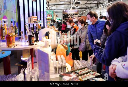 211110 -- SHANGHAI, 10 novembre 2021 -- le persone acquistano prodotti mentre visitano la fiera CIIE sulla passerella pedonale di Nanjing Road a Shanghai, Cina orientale, 8 novembre 2021. PER ANDARE CON I TITOLI XINHUA DEL 10 NOVEMBRE 2021. CINA-ADESIONE ALL'OMC - DOPPIO UNDICI CN FANGXZHE PUBLICATIONXNOTXINXCHN Foto Stock