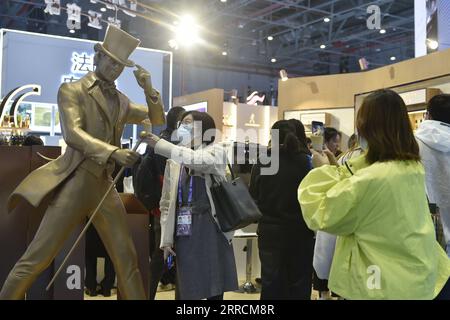 211110 -- SHANGHAI, 10 novembre 2021 -- i visitatori scattano foto al 4° China International Import Expo CIIE a Shanghai, 10 novembre 2021. Il 4° CIIE si è concluso qui mercoledì. CIIE CHINA-SHANGHAI-CIIE-CONCLUSION CN LUXPENG PUBLICATIONXNOTXINXCHN Foto Stock