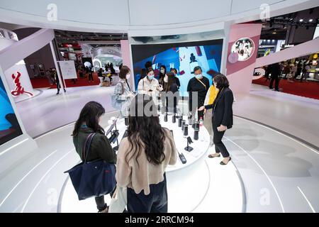 211110 -- SHANGHAI, 10 novembre 2021 -- i visitatori imparano a conoscere i prodotti di bellezza presso l'area espositiva dei beni di consumo del 4° China International Import Expo CIIE nella Shanghai orientale della Cina, 8 novembre 2021. Il 4° CIIE si è concluso qui mercoledì. CIIE CHINA-SHANGHAI-CIIE-CONCLUSION CN MENGXTAO PUBLICATIONXNOTXINXCHN Foto Stock