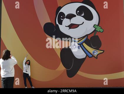 211110 -- SHANGHAI, 10 novembre 2021 -- i visitatori scattano foto con un poster al 4 ° China International Import Expo CIIE, nella Cina orientale di Shanghai, 10 novembre 2021. Il 4° CIIE si è concluso qui mercoledì. CIIE CHINA-SHANGHAI-CIIE-CONCLUSION CN LUXPENG PUBLICATIONXNOTXINXCHN Foto Stock